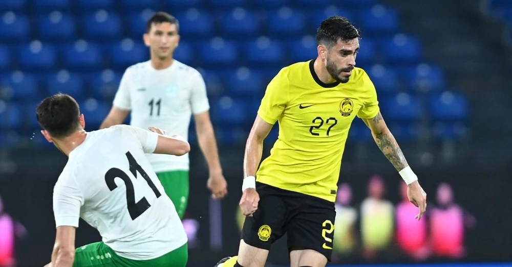 2-ngoai-binh-nhap-tich-cua-doi-tuyen-malaysia-doi-thang-khach-viet-nam (2).jpg