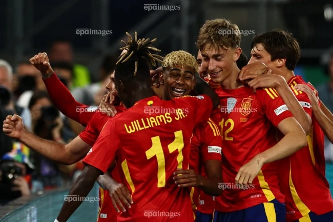 yamal-xung-dang-gianh-qua-bong-vang (3).jpg