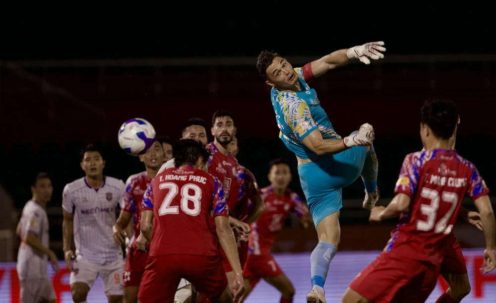 trong-tai-nhat-ban-cam-coi-2-tran-cau-nong-o-vong-25-v-league (1).jpg