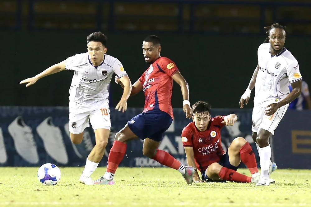 trong-tai-nhat-ban-cam-coi-2-tran-cau-nong-o-vong-25-v-league (4).jpg