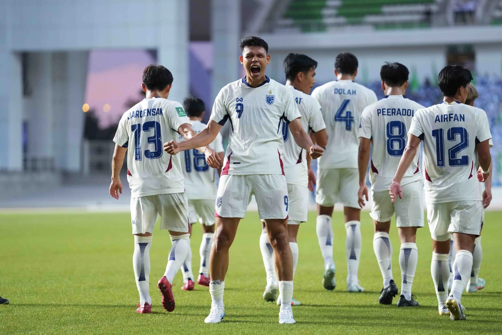 ghe-nong-hlv-doi-tuyen-thai-lan-va-u-23-lung-lay-du-doi (3).jpg