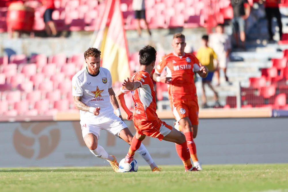 cong-phuong-va-clb-binh-phuoc-dau-tay-doi-voi-pvf-cand-tranh-suat-ve-vot (3).jpg