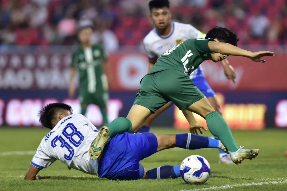 cong-phuong-va-clb-binh-phuoc-dau-tay-doi-voi-pvf-cand-tranh-suat-ve-vot (4).jpg