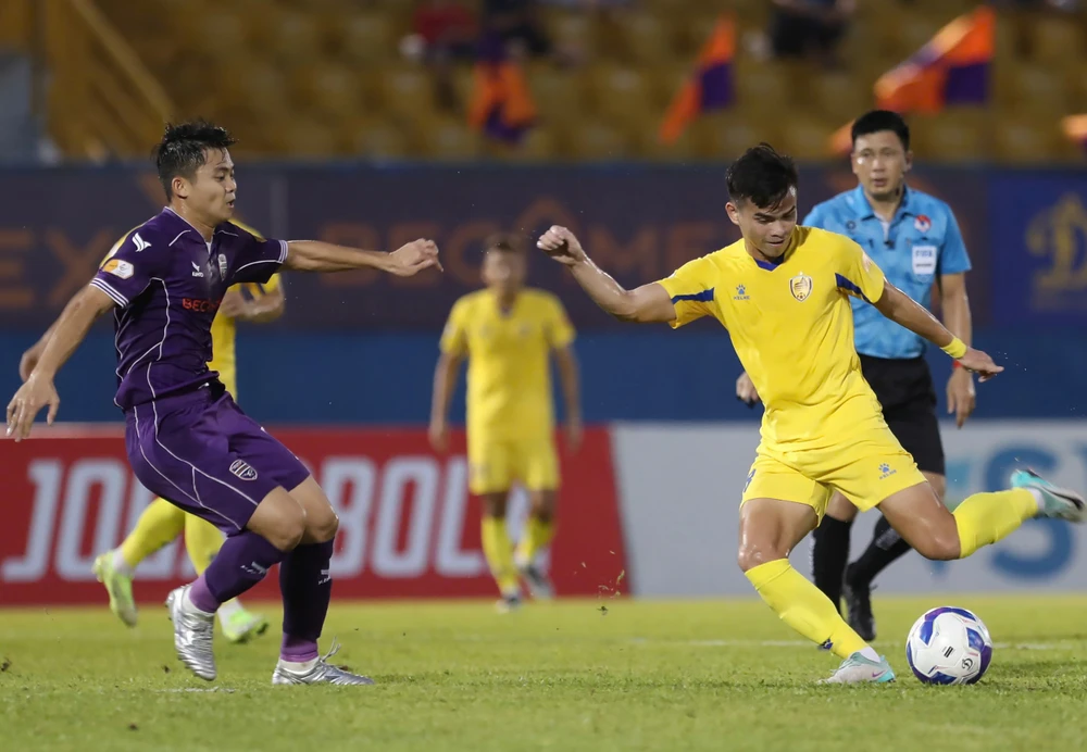 cong-phuong-va-clb-binh-phuoc-dau-tay-doi-voi-pvf-cand-tranh-suat-ve-vot (6).jpg