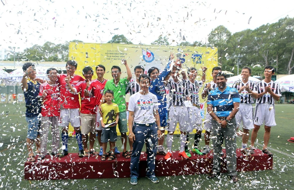 hai-doi-bong-da-nam-nu-bao-phap-luat-tp-hcm-thu-suc-o-giai-hoi-nha-bao (3).jpg