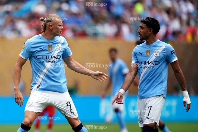 hlv-pep-guardiola-ca-ngoi-qua-bong-vang-sau-con-mua-gon-cua-man-city (1).jpg