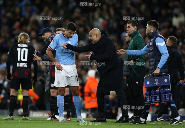 hlv-pep-guardiola-ca-ngoi-qua-bong-vang-sau-con-mua-gon-cua-man-city (2).jpg