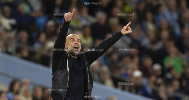 hlv-pep-guardiola-ca-ngoi-qua-bong-vang-sau-con-mua-gon-cua-man-city (3).jpg