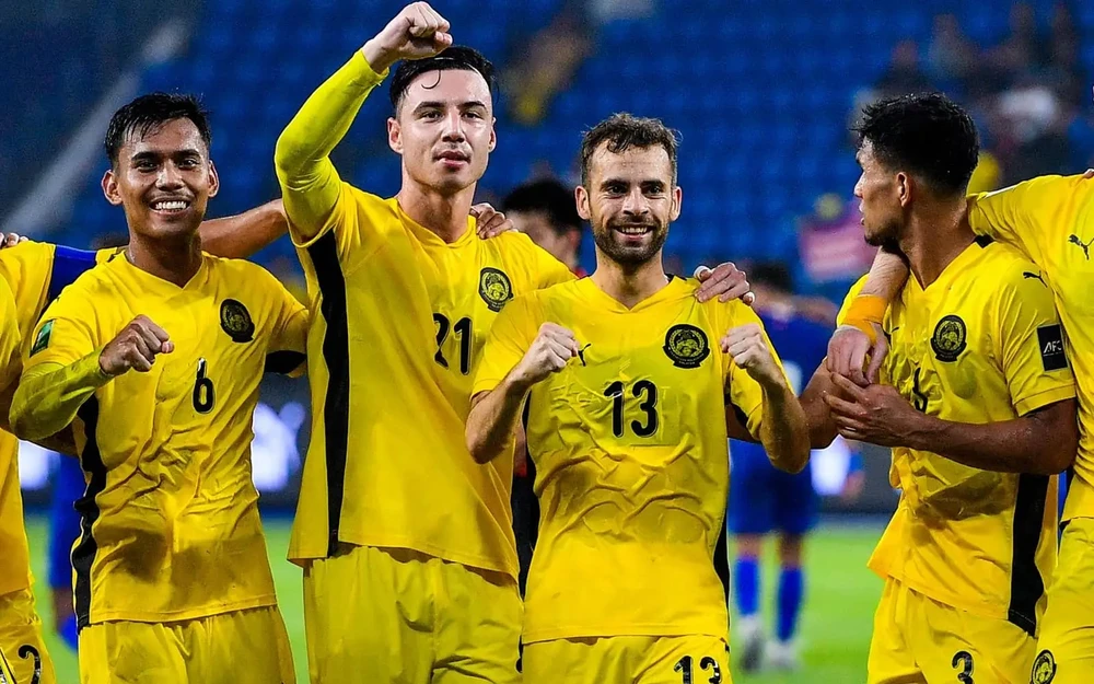 sau-tran-thang-viet-nam-4-0-bong-da-malaysia-nhap-tich-6-10-cau-thu-argentina (3).jpg