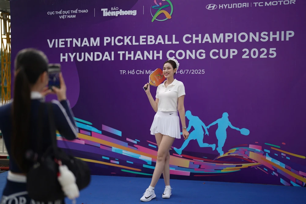 hoa-hau-a-hau-va-nhung-bong-hong-tren-san-dau-pickleball-tranh-giai-hon-1-ti-dong (14).jpg