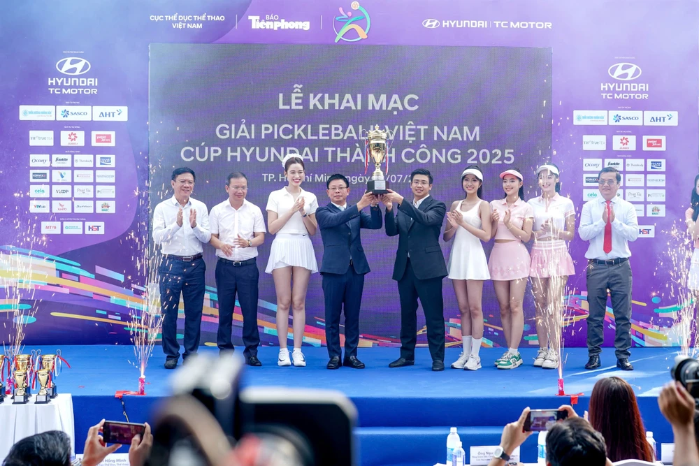 hoa-hau-a-hau-va-nhung-bong-hong-tren-san-dau-pickleball-tranh-giai-hon-1-ti-dong (16).jpg