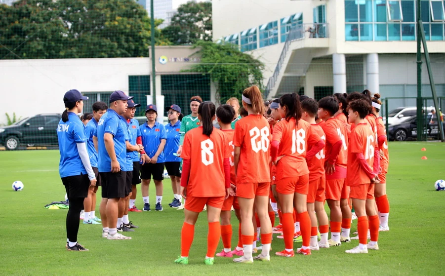 doi-tuyen-nu-u-20-viet-nam-xuat-ngoai (1).jpg