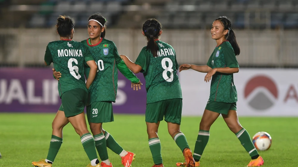 sau-thanh-cong-cua-nam-bong-da-malaysia-tang-cuong-nhap-tich-cau-thu-nu (4).jpg