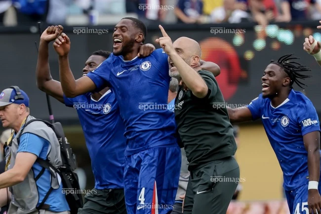 hlv-luis-enrique-noi-gi-sau-khi-danh-cau-thu-chelsea (1).jpg