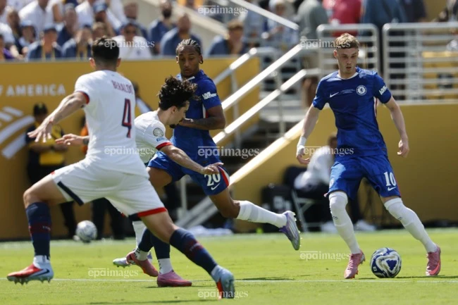 hlv-luis-enrique-noi-gi-sau-khi-danh-cau-thu-chelsea (4).jpg