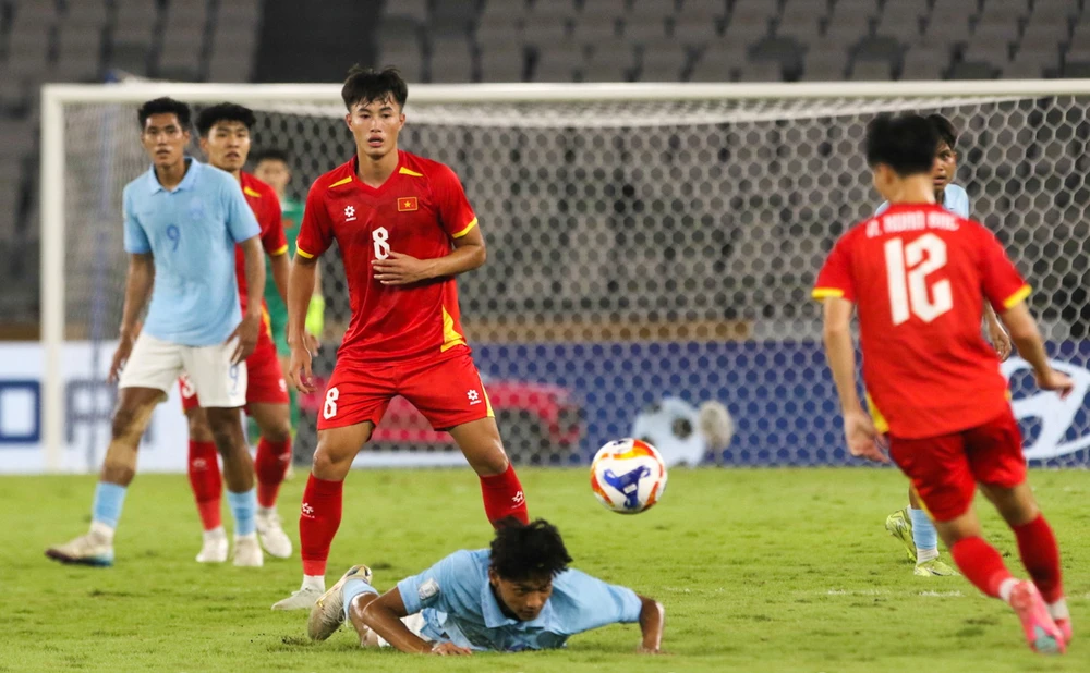 hlv-kim-sang-sik-co-doi-hinh-manh-nhat-da-voi-philippines (3).jpg