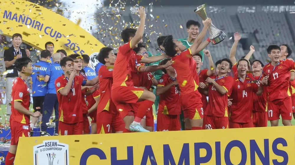 bao-han-quoc-len-tieng-ve-chien-cong-cua-hlv-kim-sang-sik (3).jpg