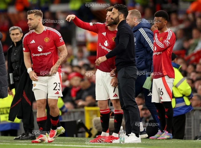 bat-mi-tieu-cuc-trong-phong-thay-do-cua-clb-man-united (2).jpg