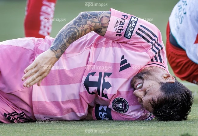 da-11-phut-sieu-sao-messi-dinh-chan-thuong-phai-roi-san (2).jpg