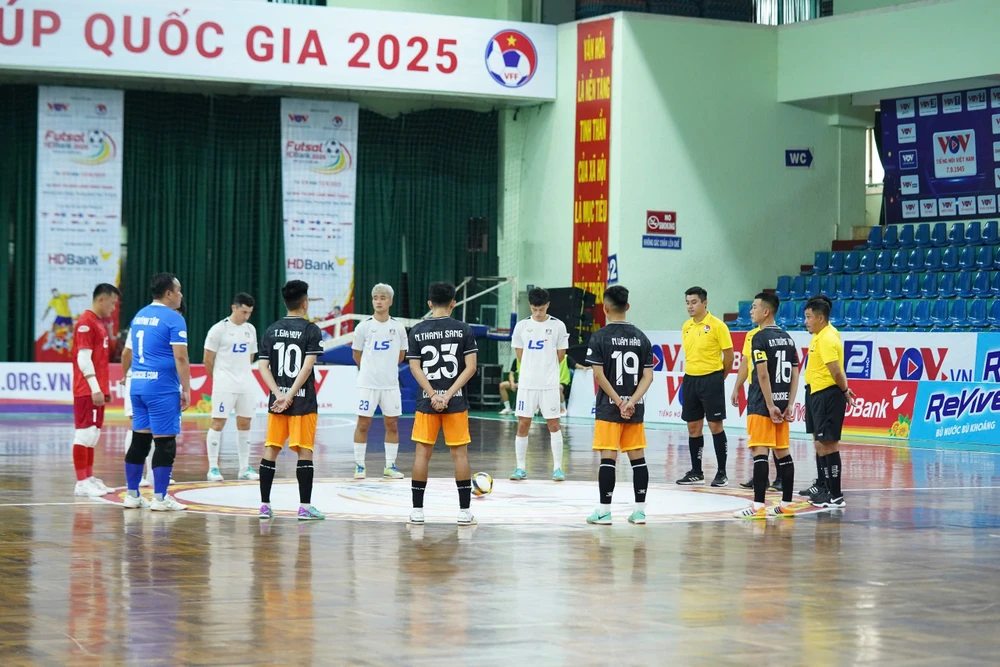 xuc-dong-phut-mac-niem-trong-tai-tran-dinh-thinh-o-cup-quoc-gia (3).jpg