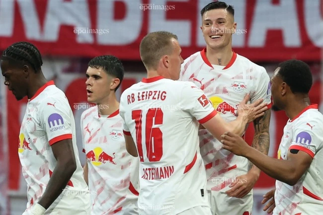 mu-dai-chien-voi-newcastle-gianh-chu-ky-sesko (2).jpg