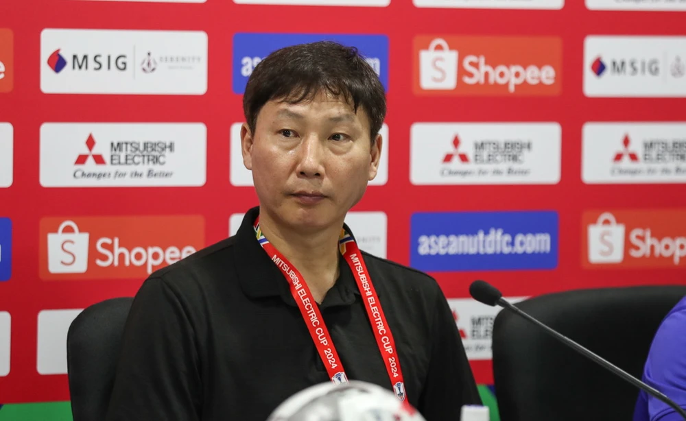 hlv-kim-sang-sik-choi-chieu-voi-hoc-tro-va-niem-tin-park-hang-seo (2).jpg