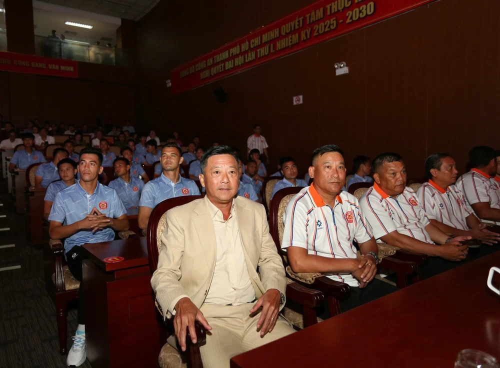 bieu-tuong-clb-cong-an-tp-hcm-tai-xuat (6).jpg