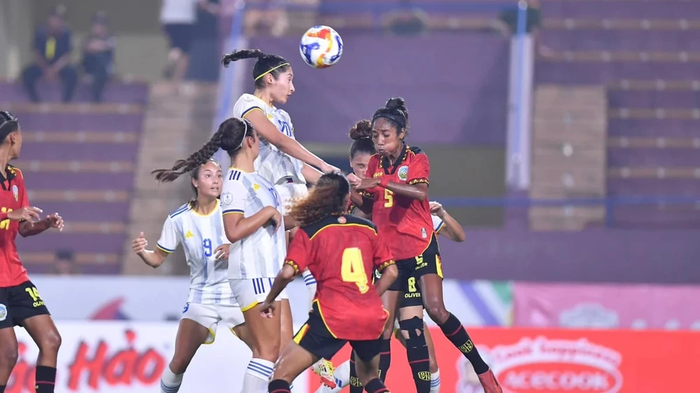 chu-nha-viet-nam-va-thai-lan-dat-tay-nhau-vao-ban-ket (4).jpg