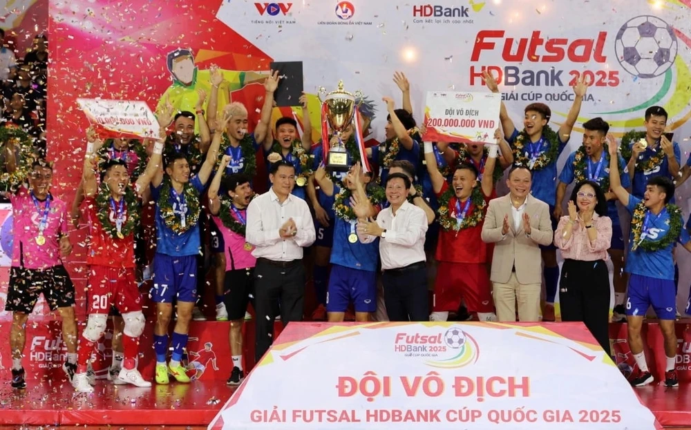 thai-son-bac-lai-khien-thai-son-nam-om-han (10).jpg