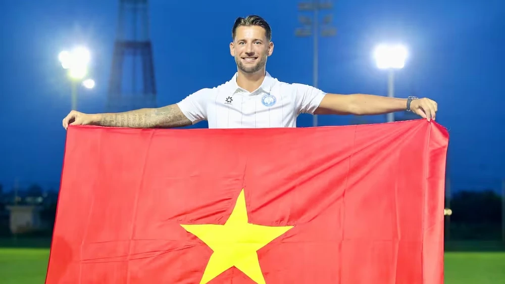 bom-tan-trong-doi-hinh-nha-duong-kim-vo-dich-viet-nam (1).jpg