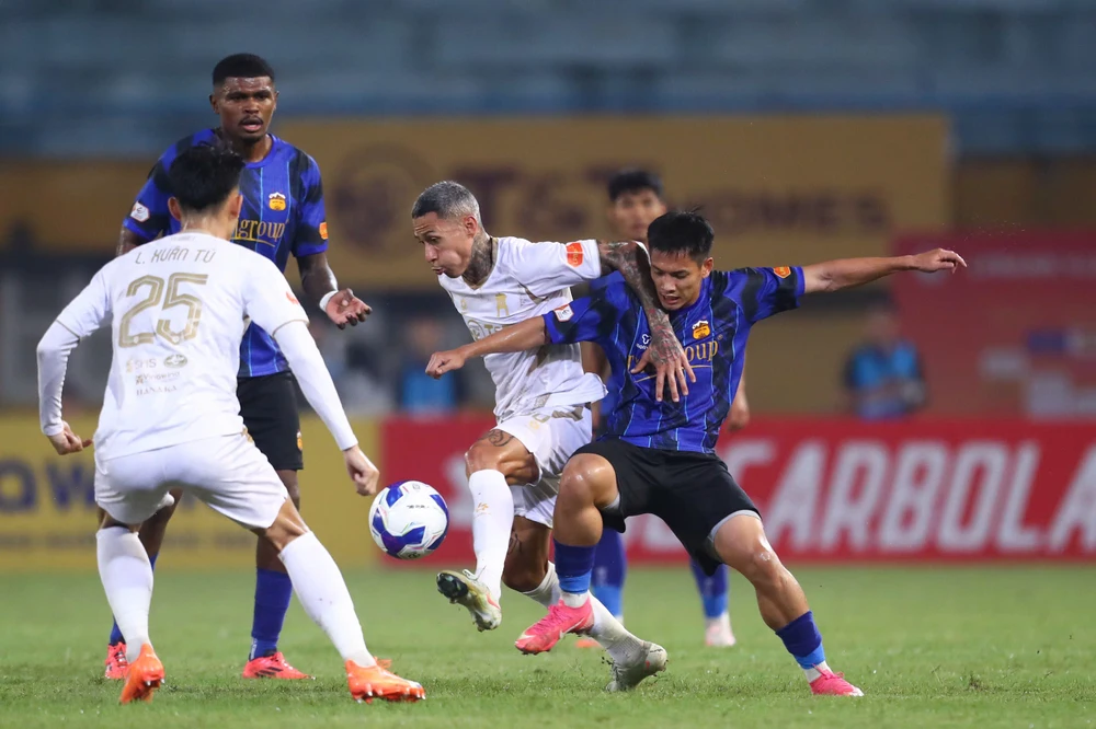 clb-cong-an-tp-hcm-lang-le-tang-cuong-ngoai-binh-quyet-thang-ha-gia-lai (2).jpg