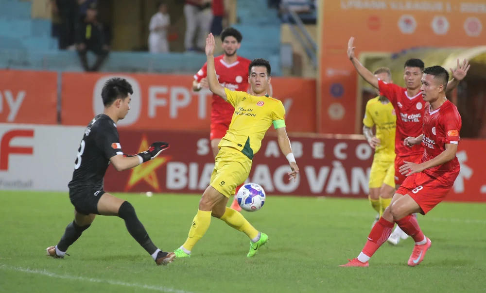 clb-cong-an-tp-hcm-lang-le-tang-cuong-ngoai-binh-quyet-thang-ha-gia-lai (4).jpg