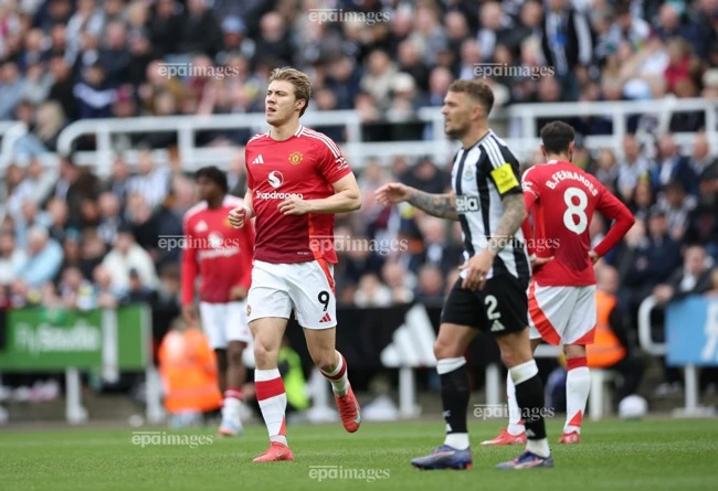 chia-tay-mu-tien-dao-hojlund-choi-it-nhat-1-nam-cho-napoli (2).jpg