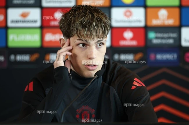 nong-garnacho-roi-bo-mu-va-chon-ky-hop-dong-7-nam-voi-chelsea (3).jpg