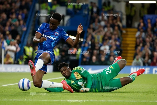 clb-man-united-dua-ve-lammens-canh-bao-onana (3).jpg