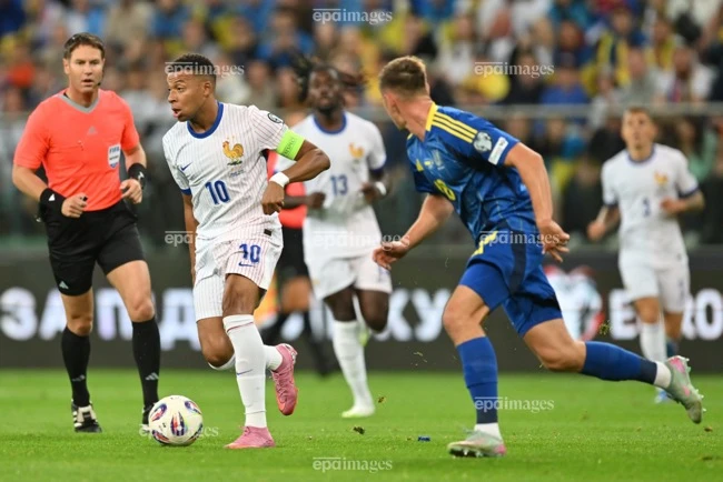 nghich-ly-qua-bong-vang-khong-danh-cho-cau-thu-xuat-sac-nhat (2).jpg