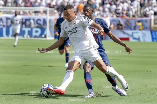 mbappe-bat-ngo-chon-qua-bong-vang (2).jpg