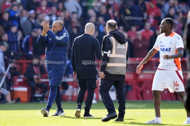 cuc-soc-hlv-dau-tien-o-giai-ngoai-hang-anh-bi-sa-thai (2).jpg