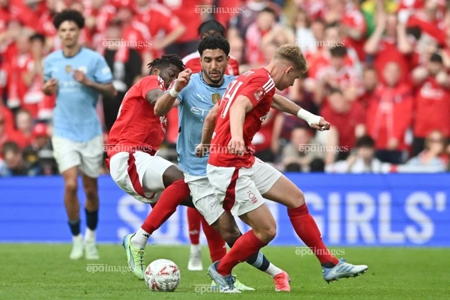 cuc-soc-hlv-dau-tien-o-giai-ngoai-hang-anh-bi-sa-thai (5).jpg