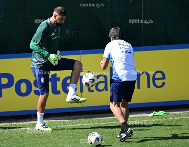 donnarumma-vua-cap-ben-clb-man-city-da-cham-tran-man-united (1).jpg