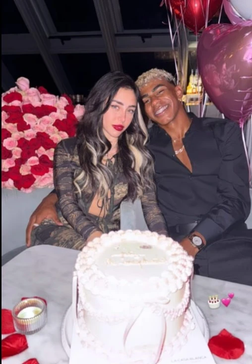 nu-ca-si-25-tuoi-bat-mi-chuyen-tinh-cam-voi-ngoi-sao-tre-yamal-18-tuoi (4).jpg