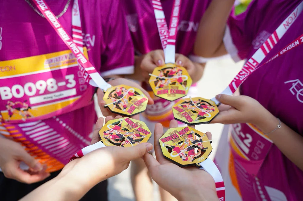 ruc-ro-sac-mau-o-san-choi-aeon-ekiden (2).jpg