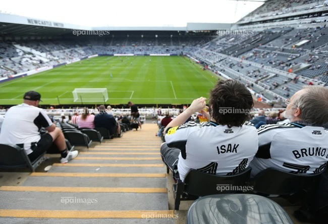 isak-ra-san-liverpool-dai-pha-atletico-mo-man-uefa-champions-league (2).jpg