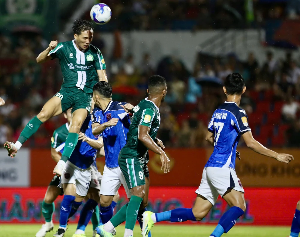 clb-becamex-tp-hcm-len-tieng-ve-cau-thu-gia-dau-khong-ra-san (2).jpg