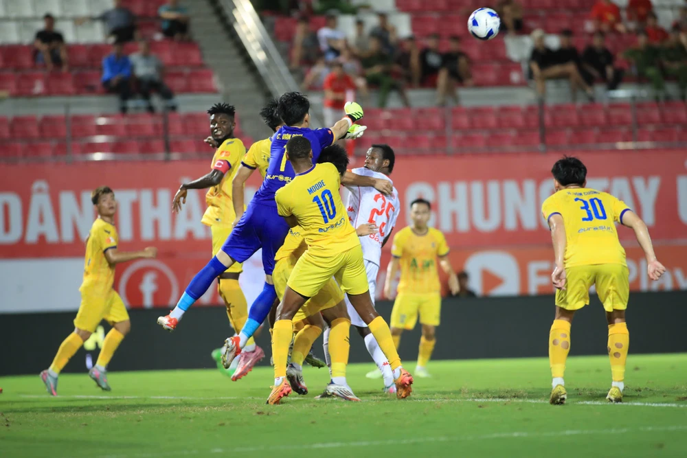 clb-cong-an-tp-hcm-tao-suc-nong-tren-duong-dua-vo-dich-v-league (4).jpg