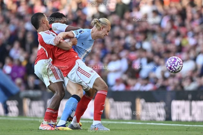 hlv-pep-guardiola-va-con-dao-2-luoi-o-man-city (4).jpg