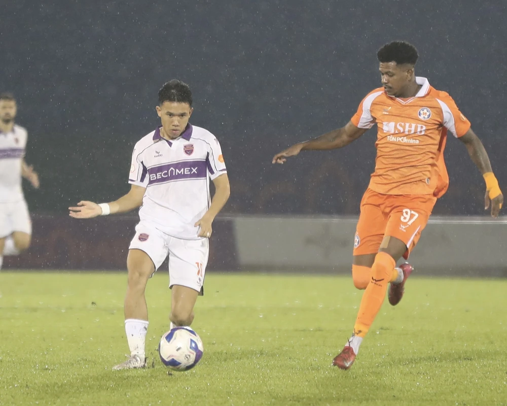 clb-cong-an-tp-hcm-len-dinh-bang-becamex-tp-hcm-lao-doc (1).jpg