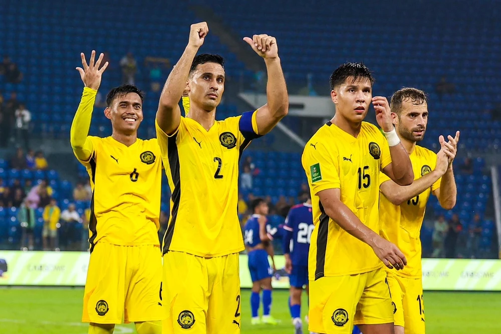 doi-tuyen-viet-nam-va-thai-lan-hoi-quan-malaysia-an-binh-bat-dong (1).jpg