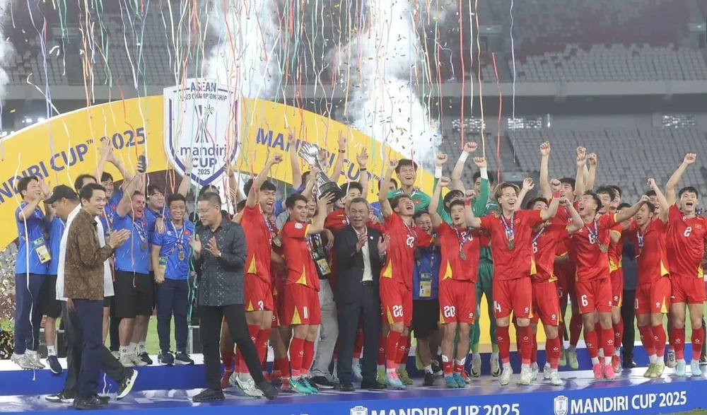 thay-tro-hlv-kim-sang-sik-chay-da-sea-games-cho-vong-chung-ket-chau-a (5).jpg