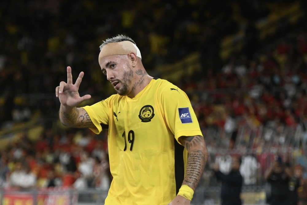 tien-dao-holgado-nhan-du-luong-va-giup-fam-chong-lai-fifa (1).jpg